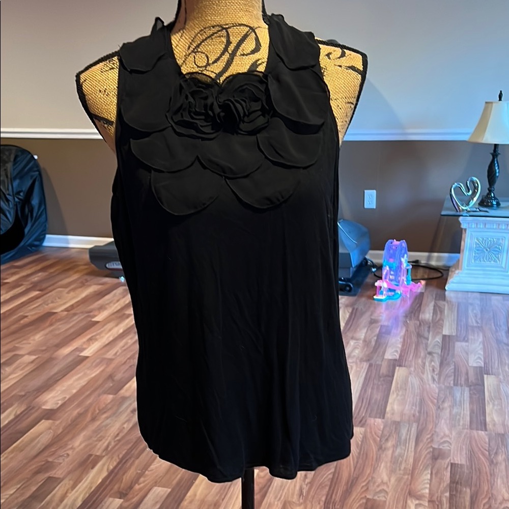 Size M black sleeveless blouse with a 3D designed neckline